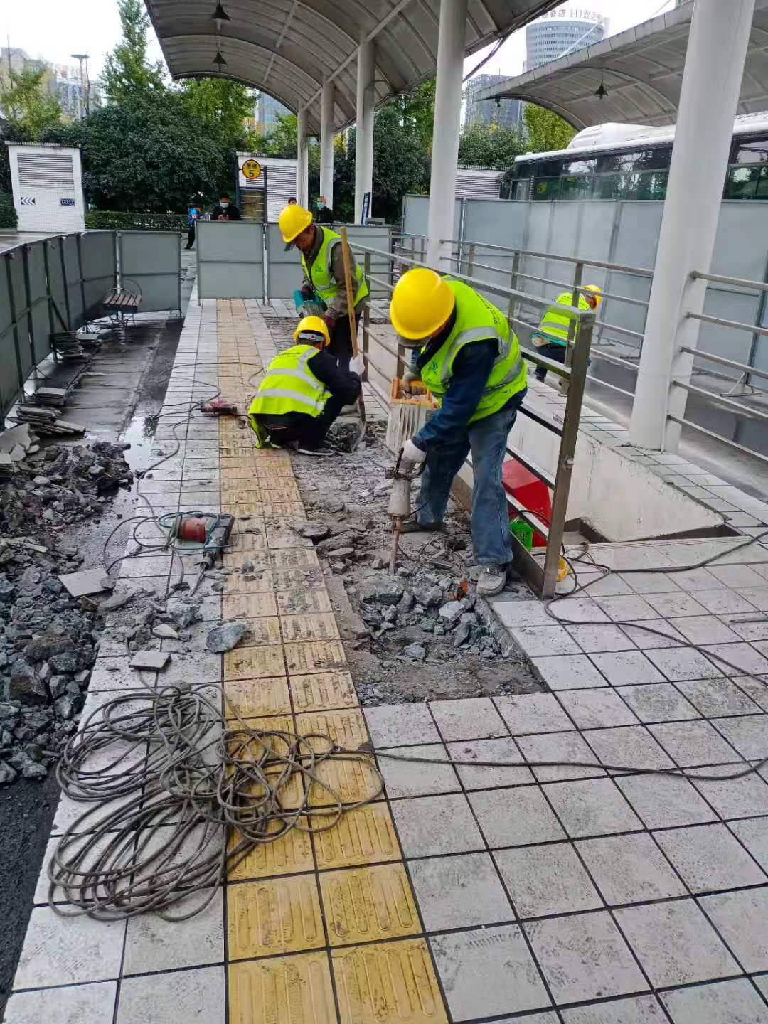 重庆北站南广场公交枢纽站站台防水