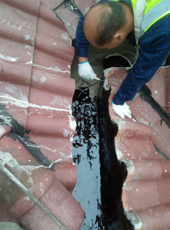 复地上城天沟涂刷聚氨酯