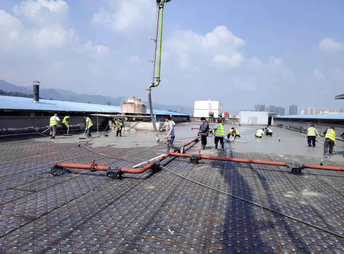 三五世全食品公司屋面打保护层