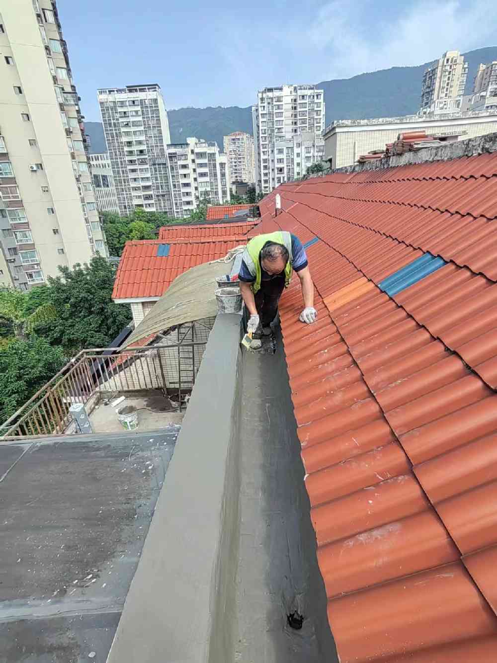 北碚中央美苑外墙、斜屋面防水维修