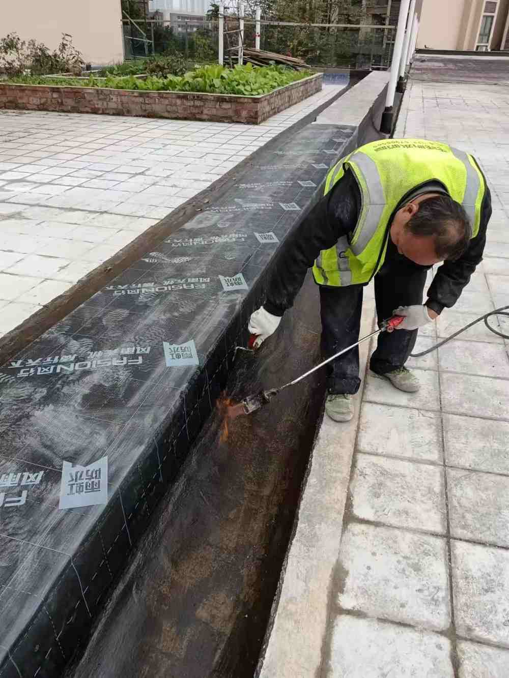 富力城河畔里商业屋面防水