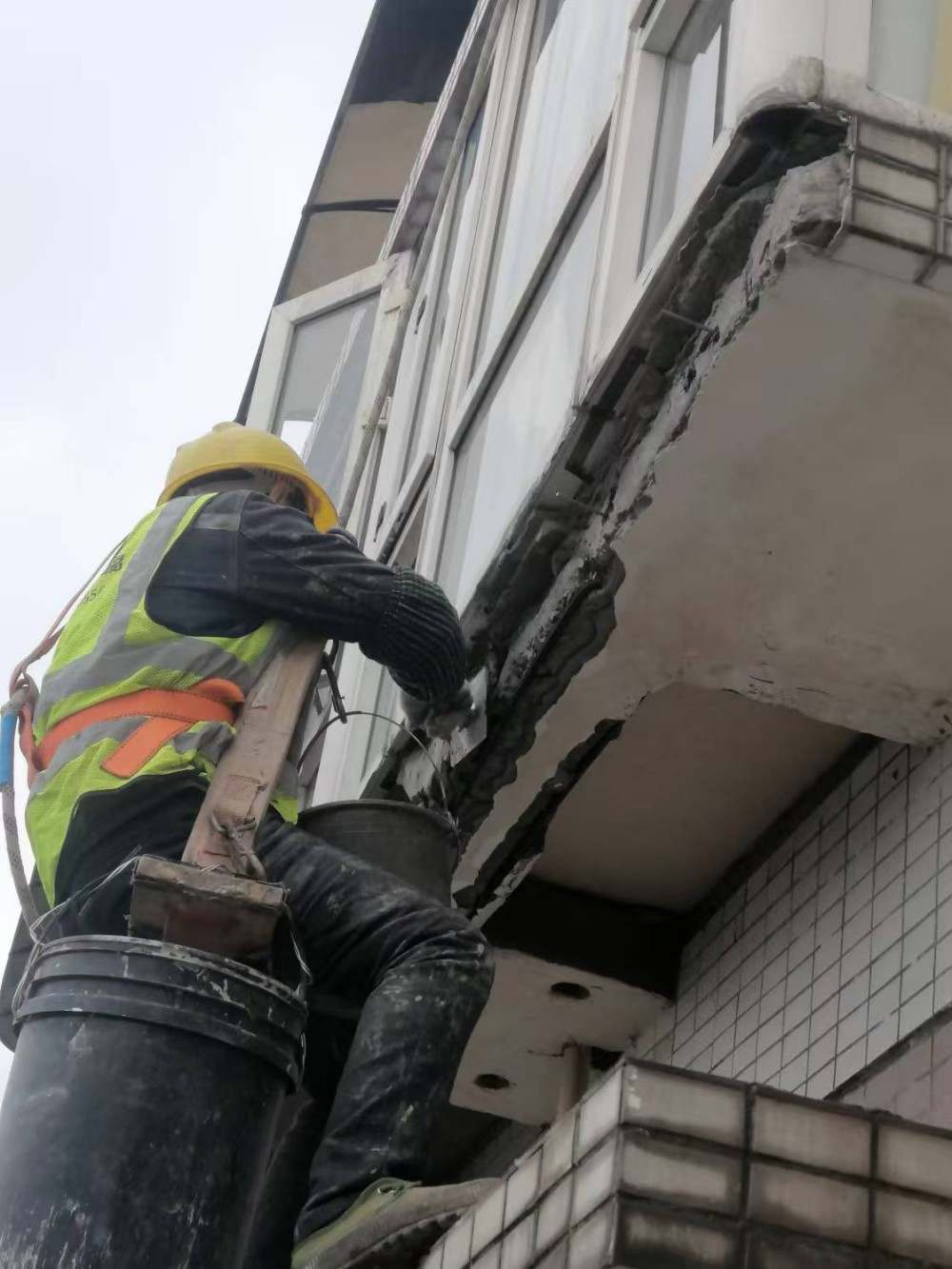 华新都市花园外墙排危修复
