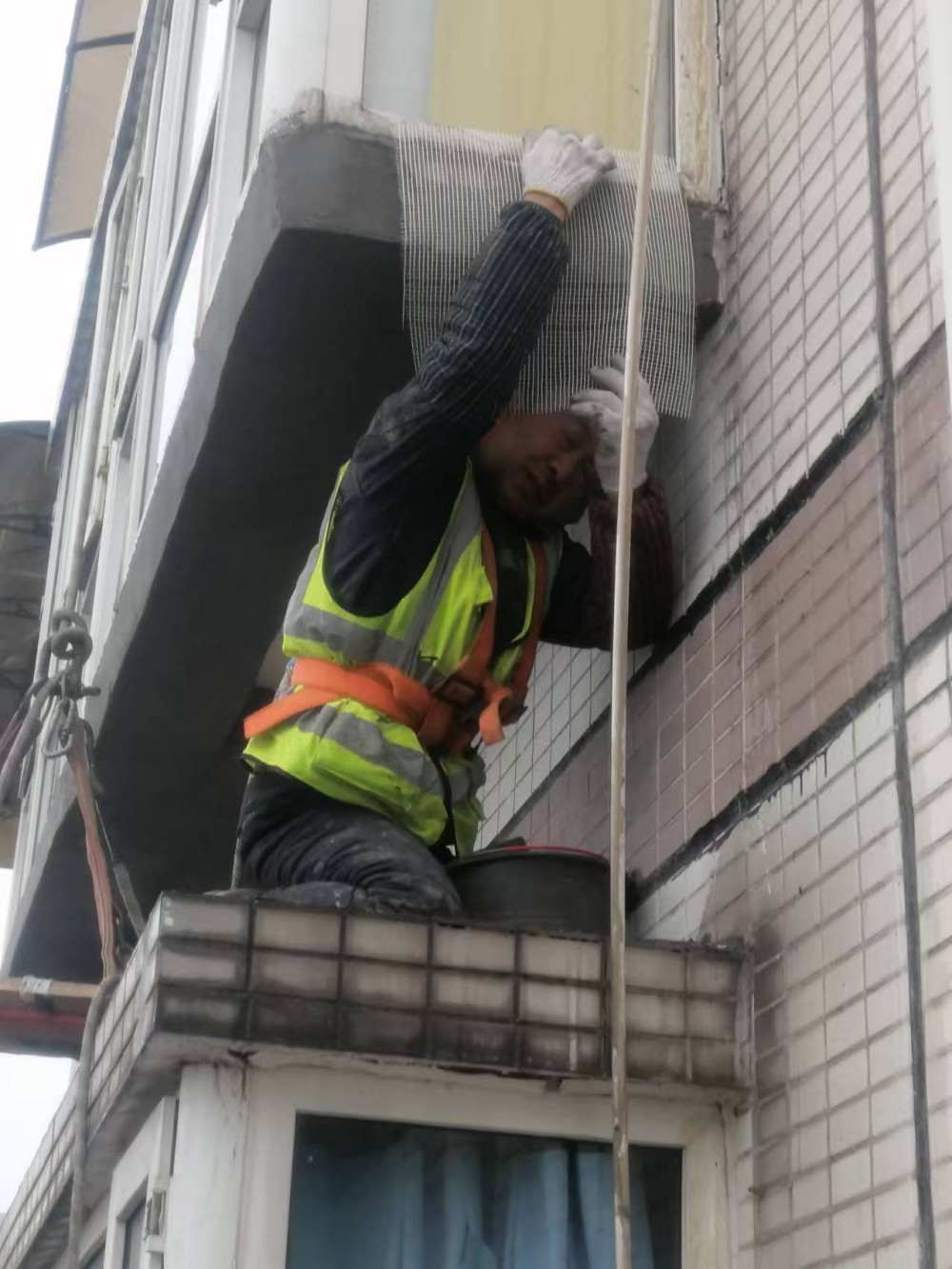 华新都市花园外墙排危修复