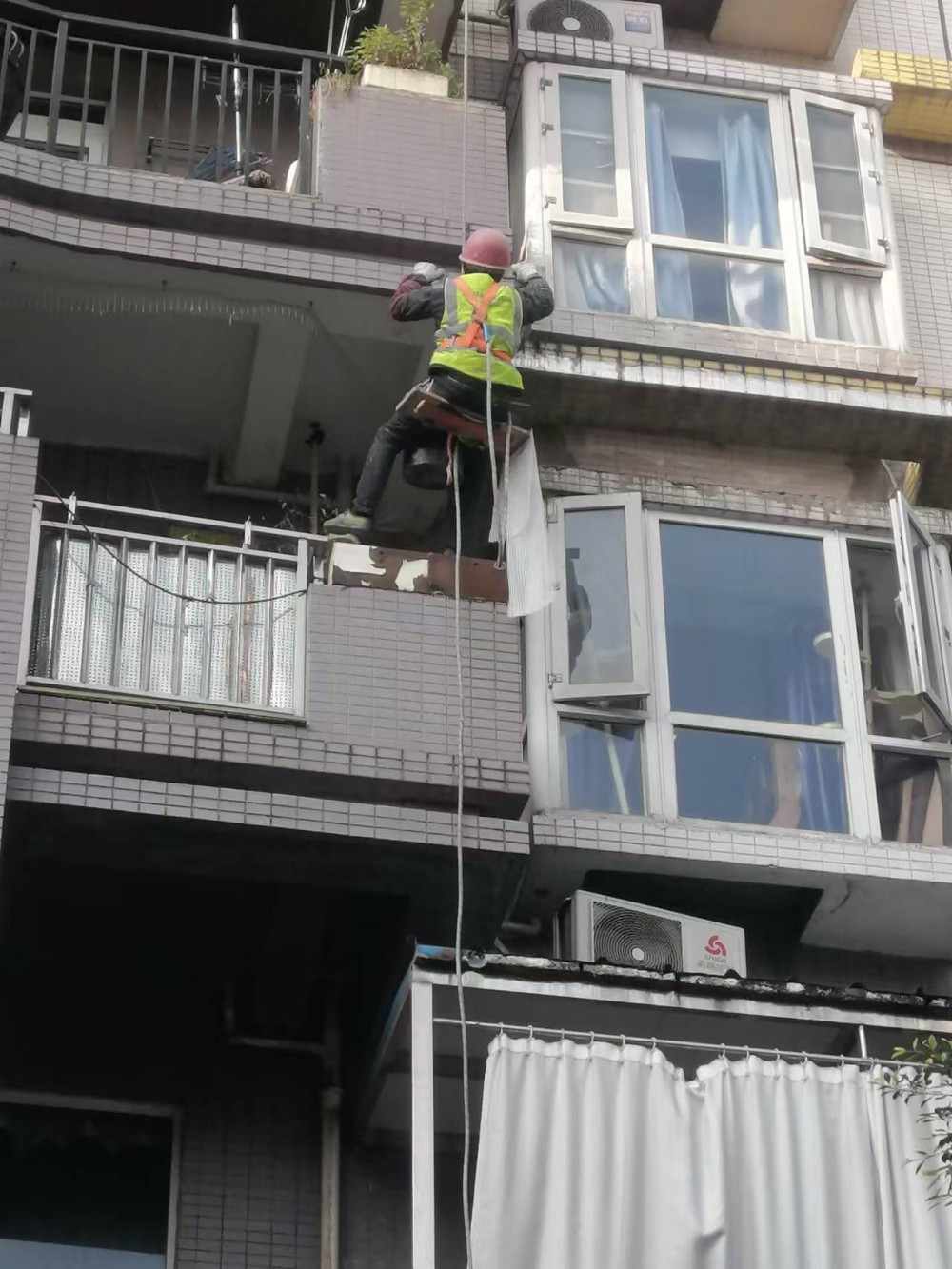 华新都市花园外墙排危修复