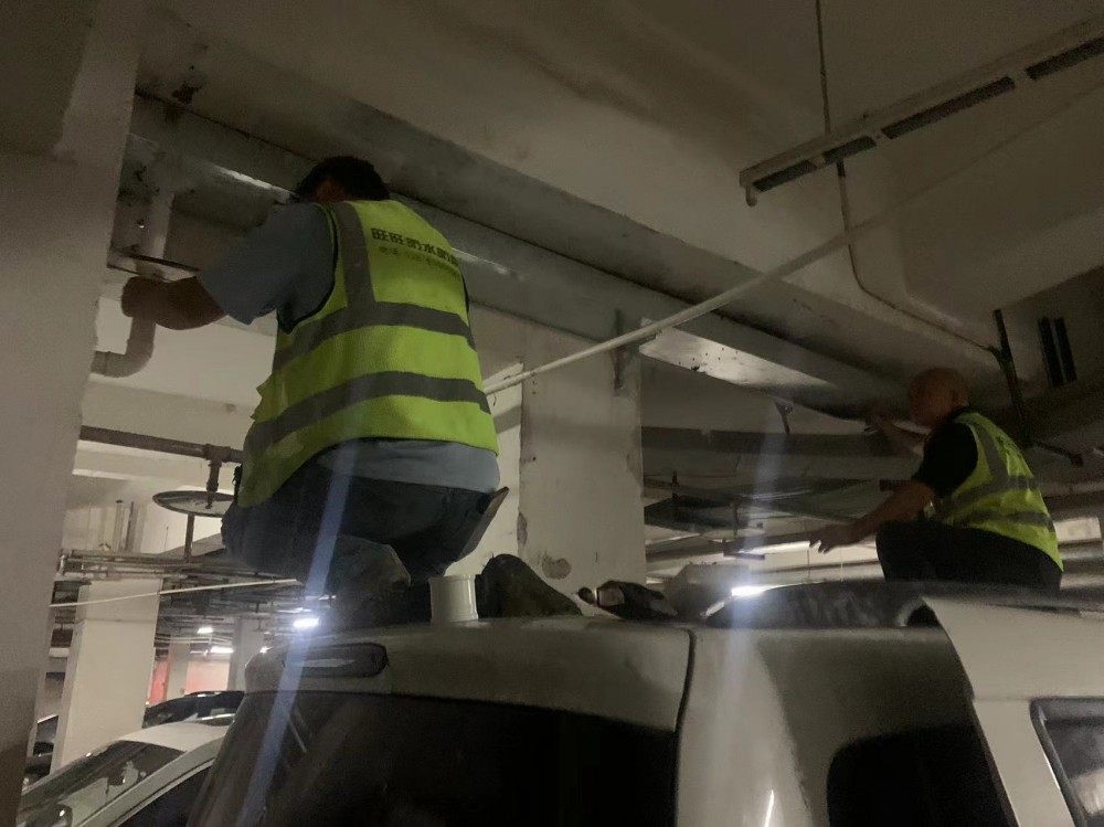 远洋公园高尔夫50栋车库伸缩缝漏水维修