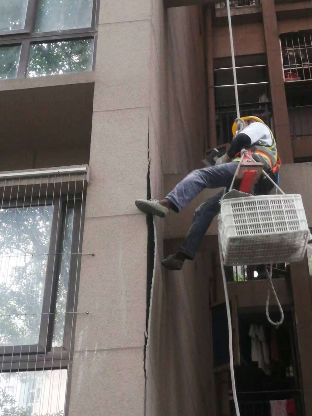 华宇金沙时代外墙排危修复