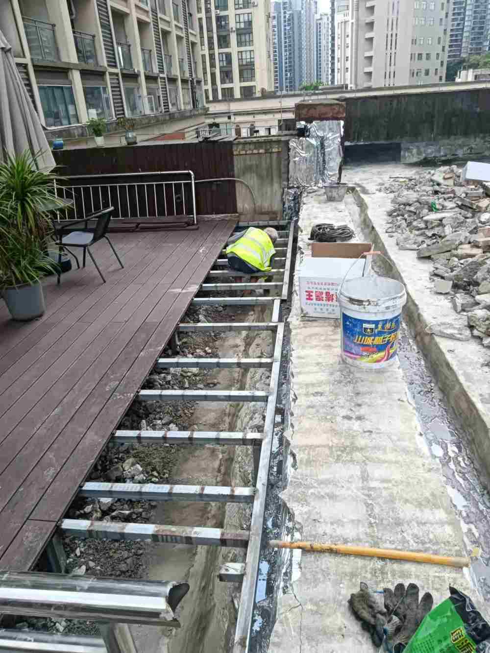 翡翠明珠2栋3楼商业街伸缩缝渗漏维修