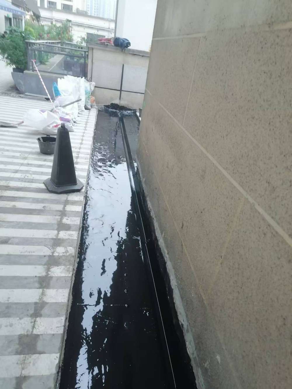 翡翠明珠2栋3楼商业街伸缩缝渗漏维修