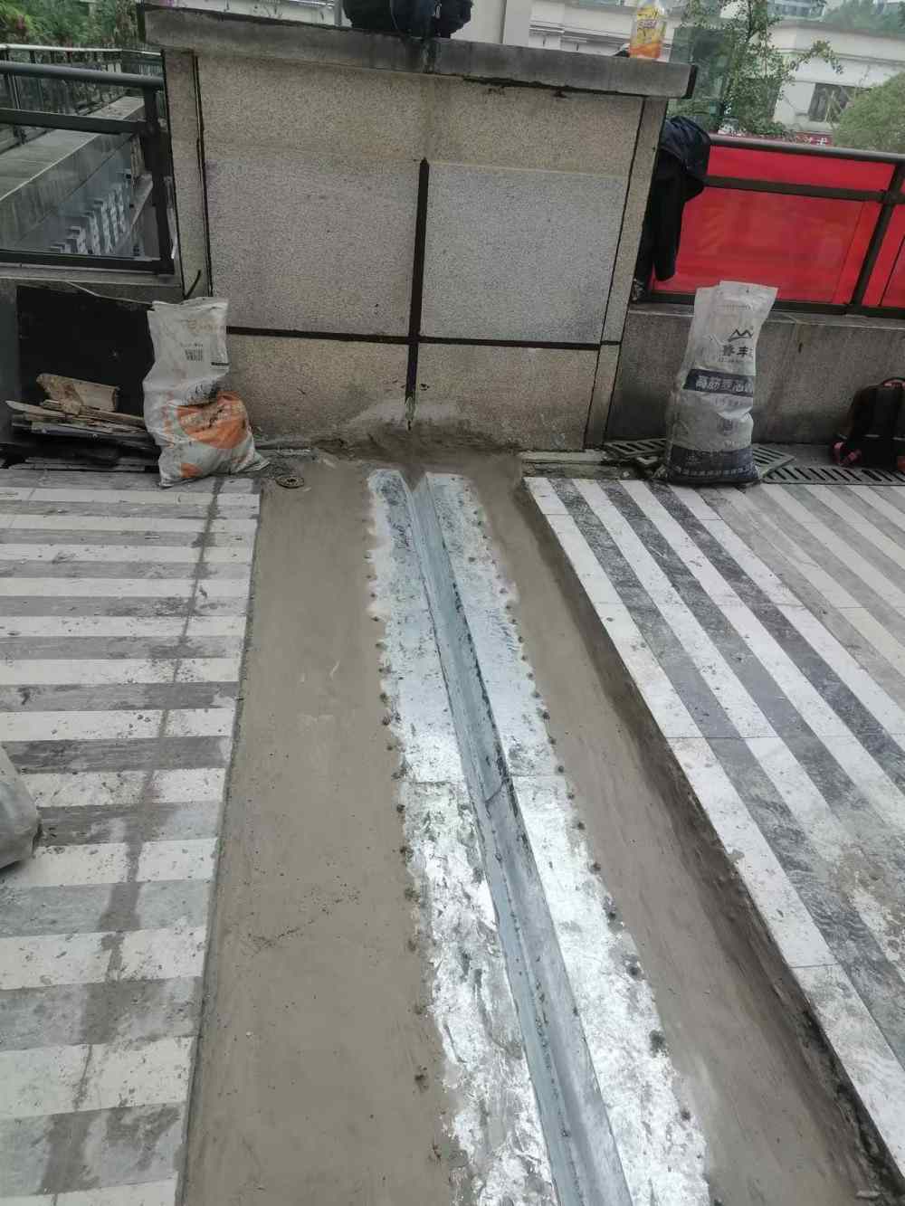 翡翠明珠2栋3楼商业街伸缩缝渗漏维修