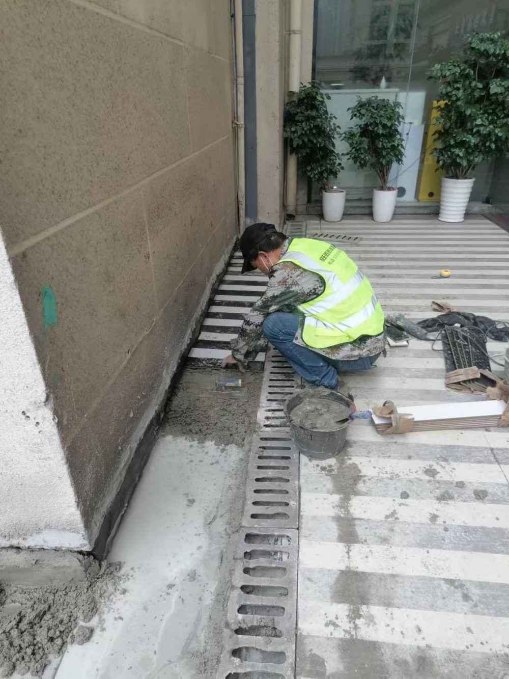 翡翠明珠2栋3楼商业街伸缩缝渗漏维修