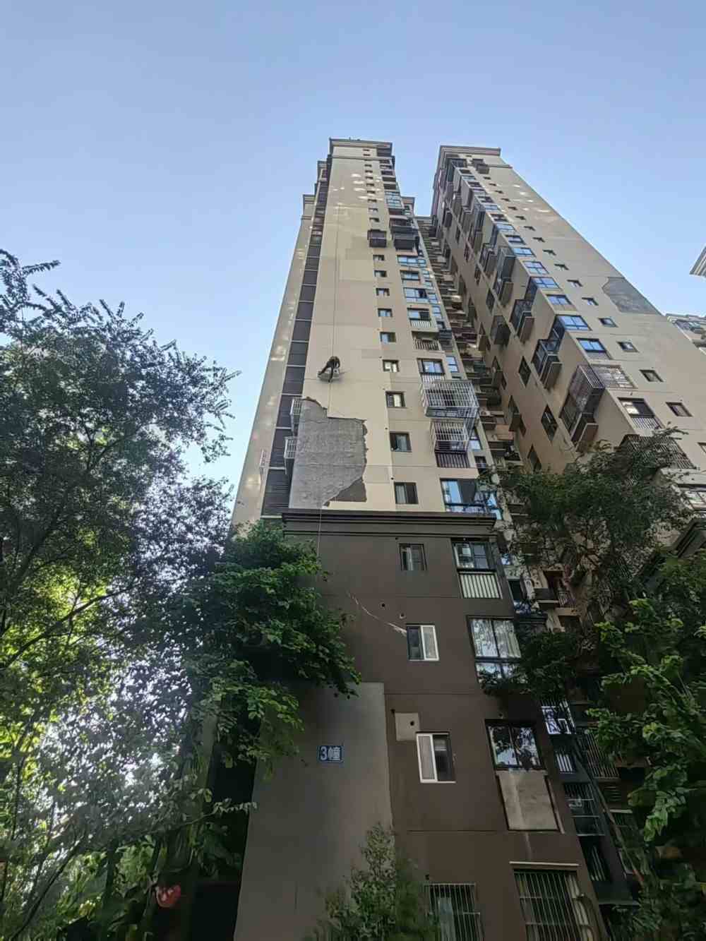 融创伊顿豪庭外墙排危