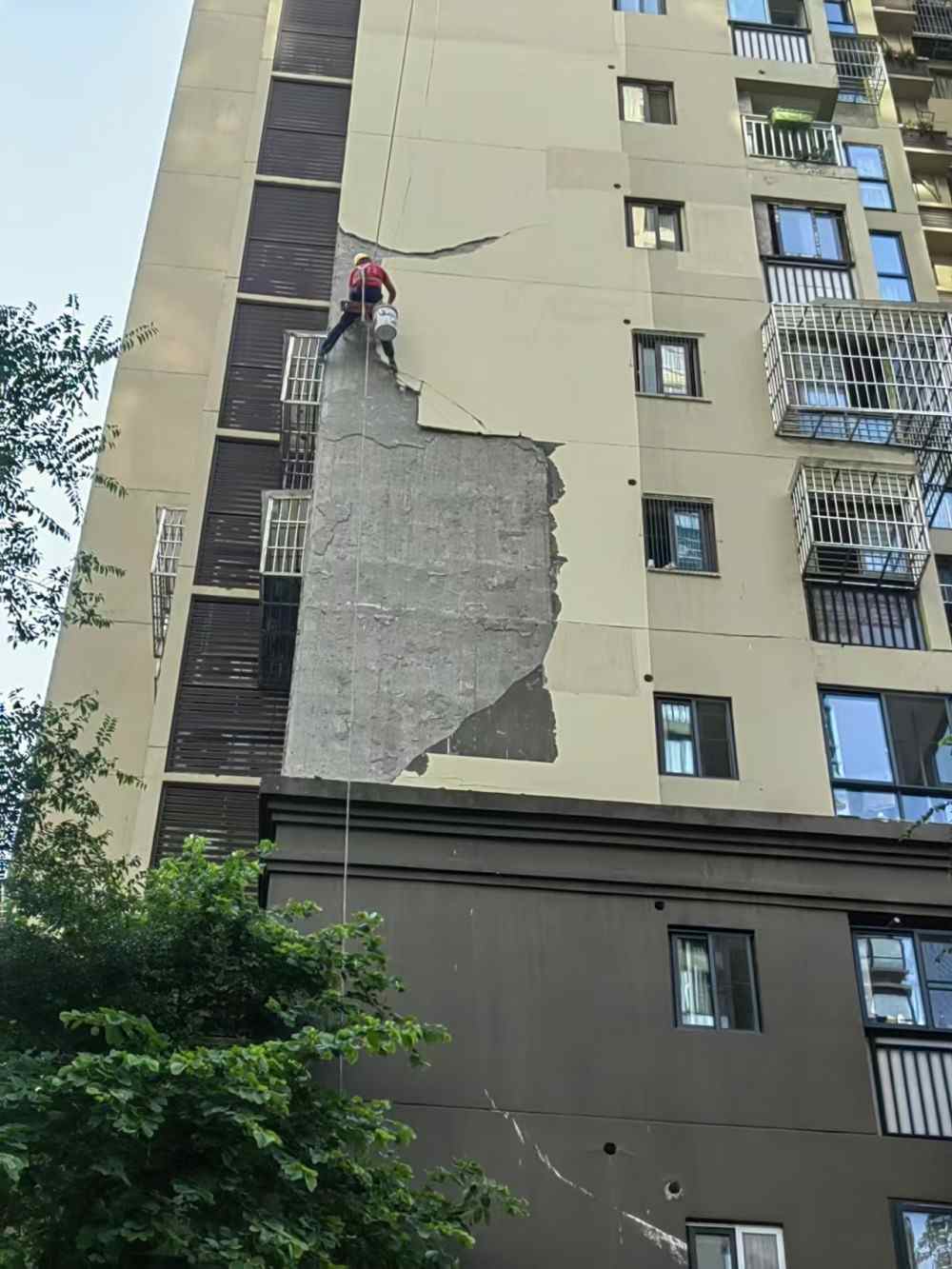 融创伊顿豪庭外墙排危