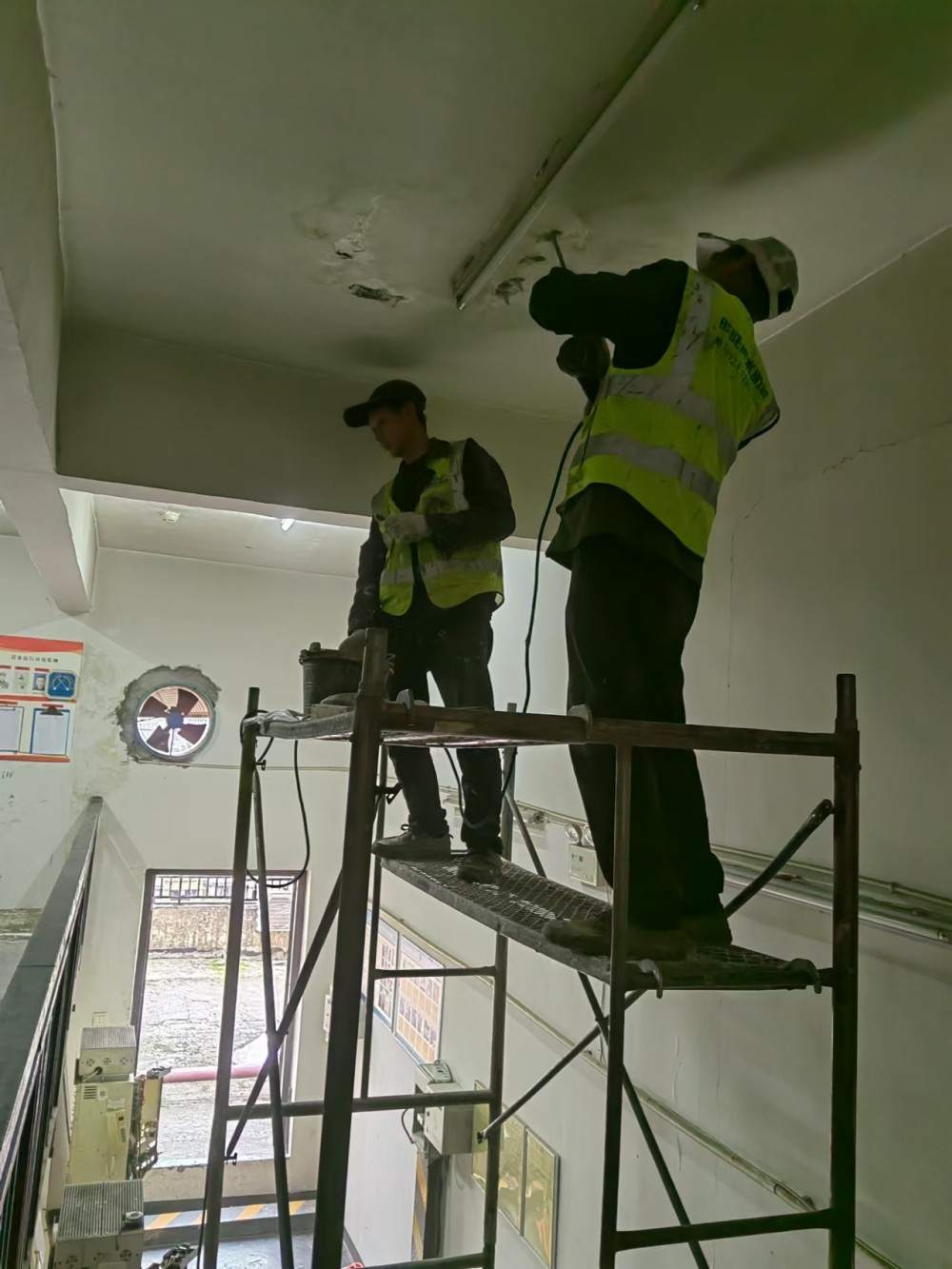 观园一电梯机房漏水整改