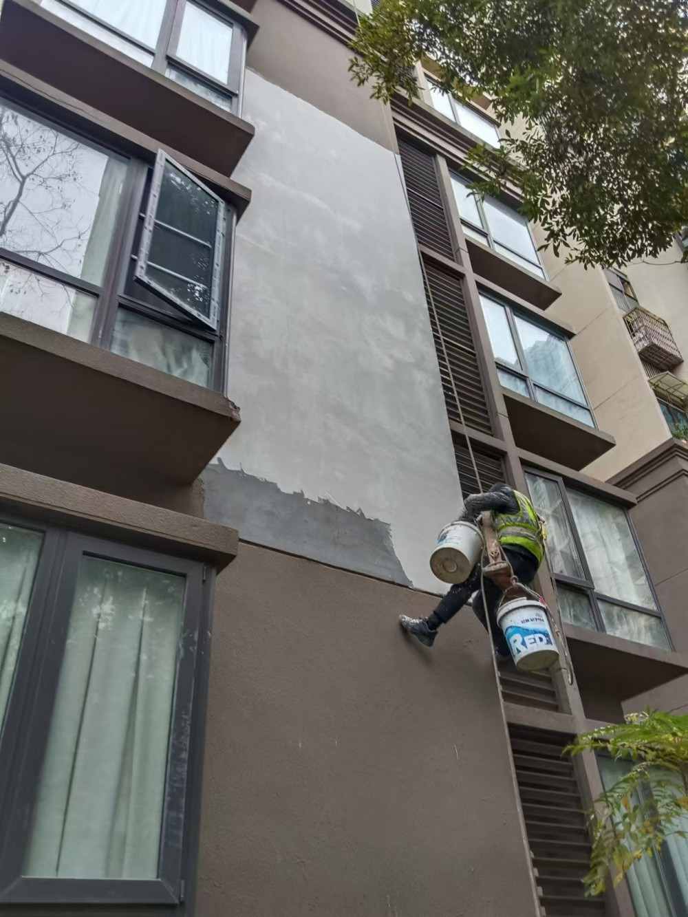 伊顿濠庭外墙排危修复