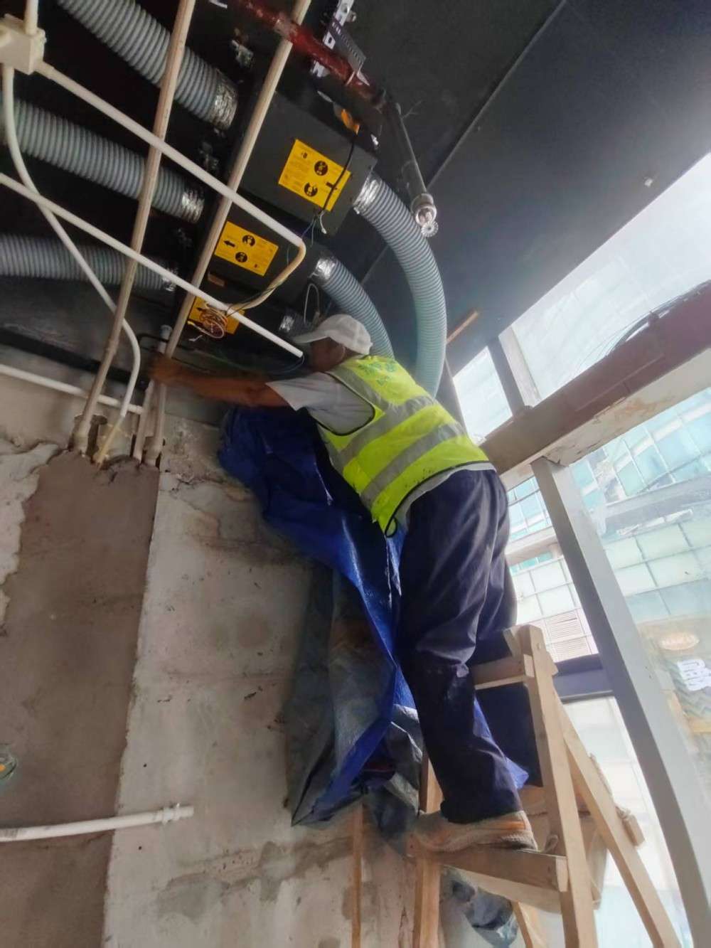 中央广场2号楼2层商业门面漏水整改