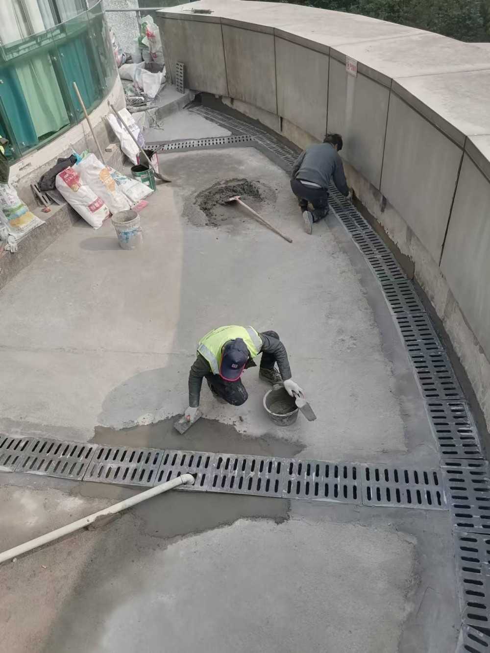 中央广场2号楼2层商业门面漏水整改