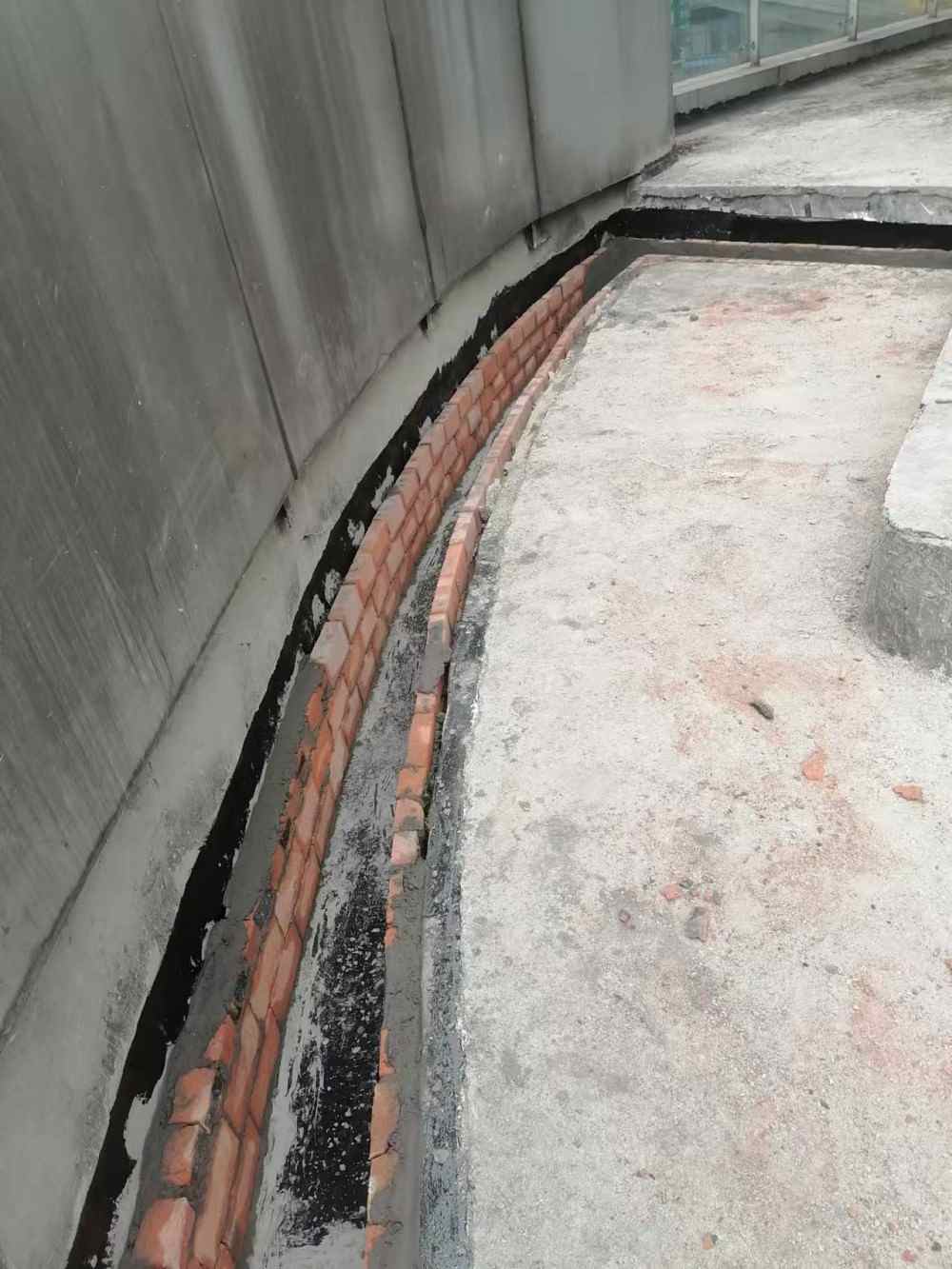 中央广场2号楼2层商业门面漏水整改