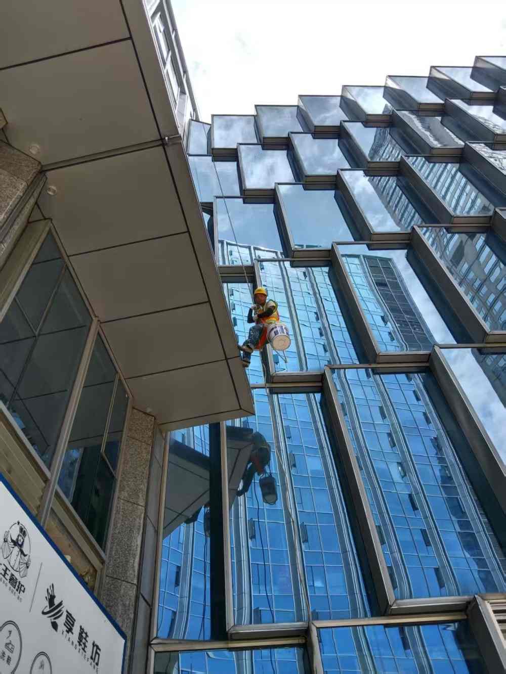 玖玺国际9栋8楼幕墙打胶维修