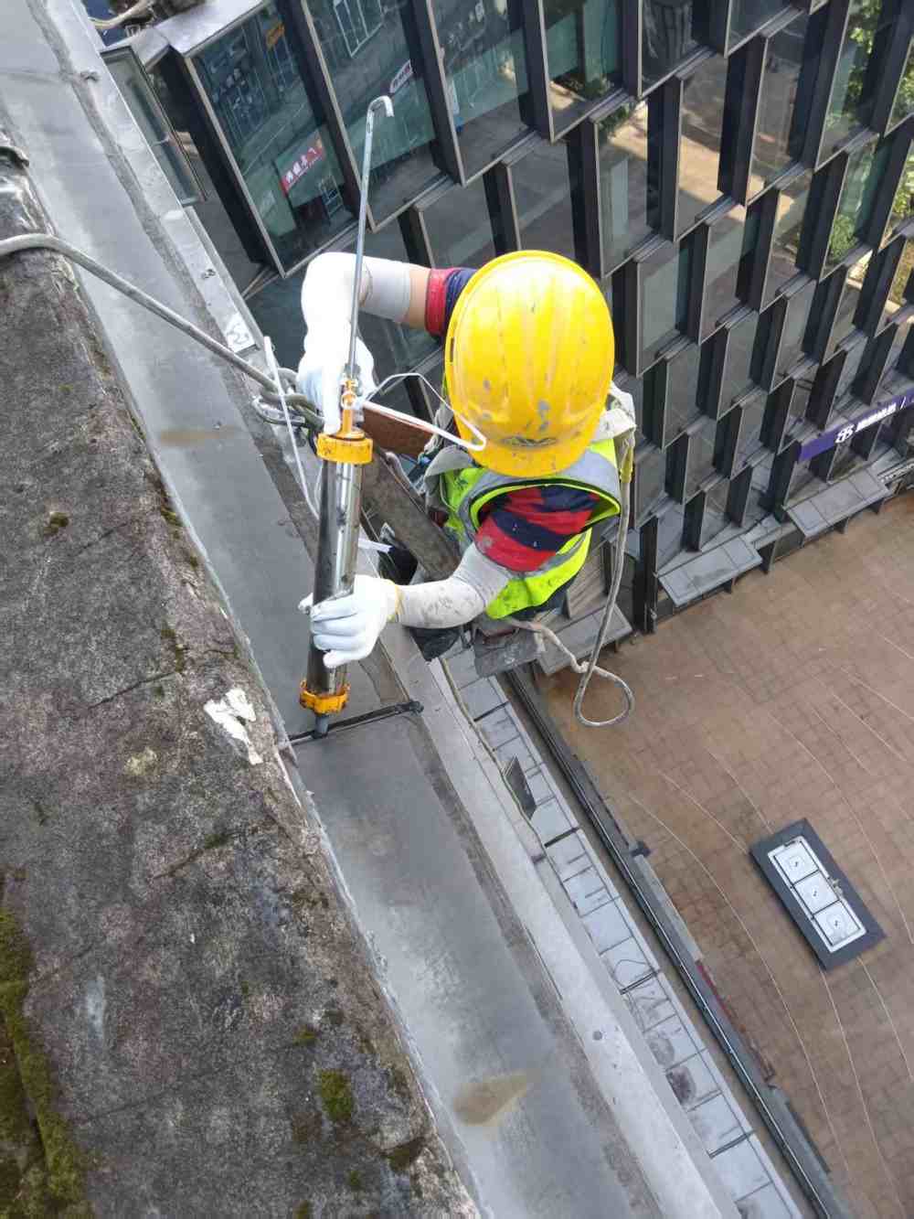 玖玺国际9栋8楼幕墙打胶维修