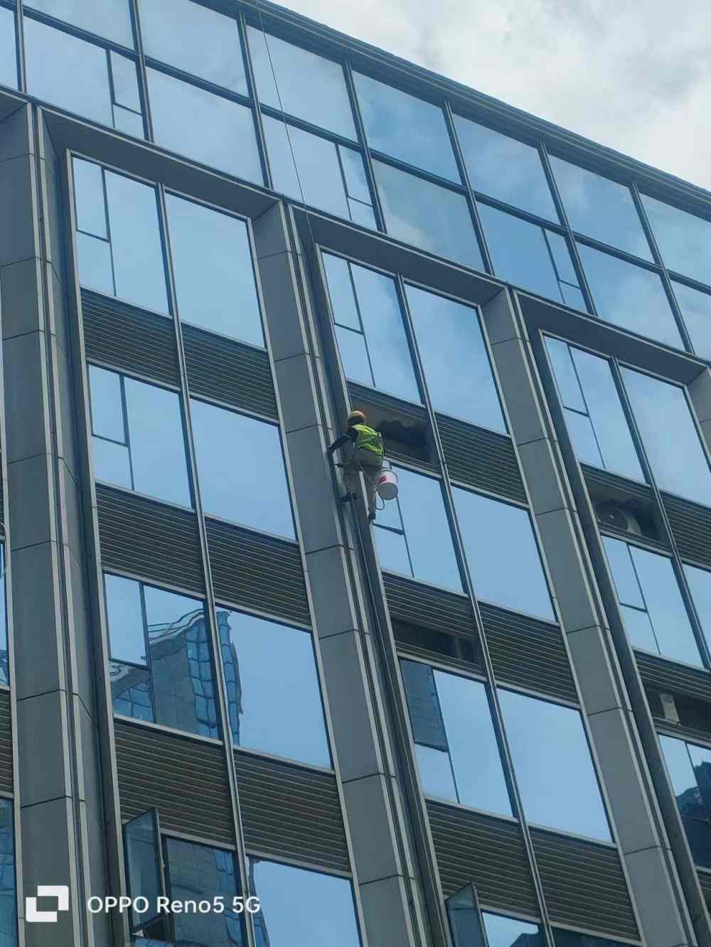 玖玺国际9栋8楼幕墙打胶维修