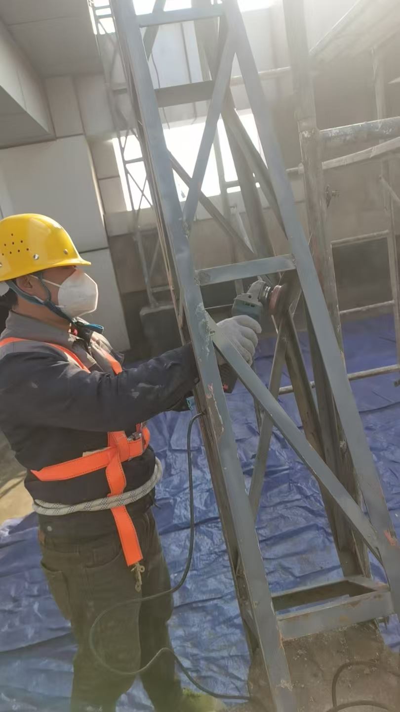 工行重庆两江分行广告牌钢结构除锈刷漆