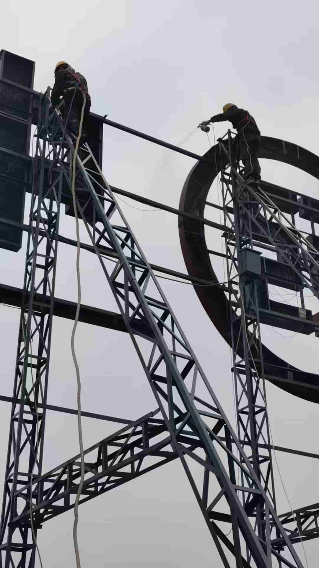 工行重庆两江分行广告牌钢结构除锈刷漆