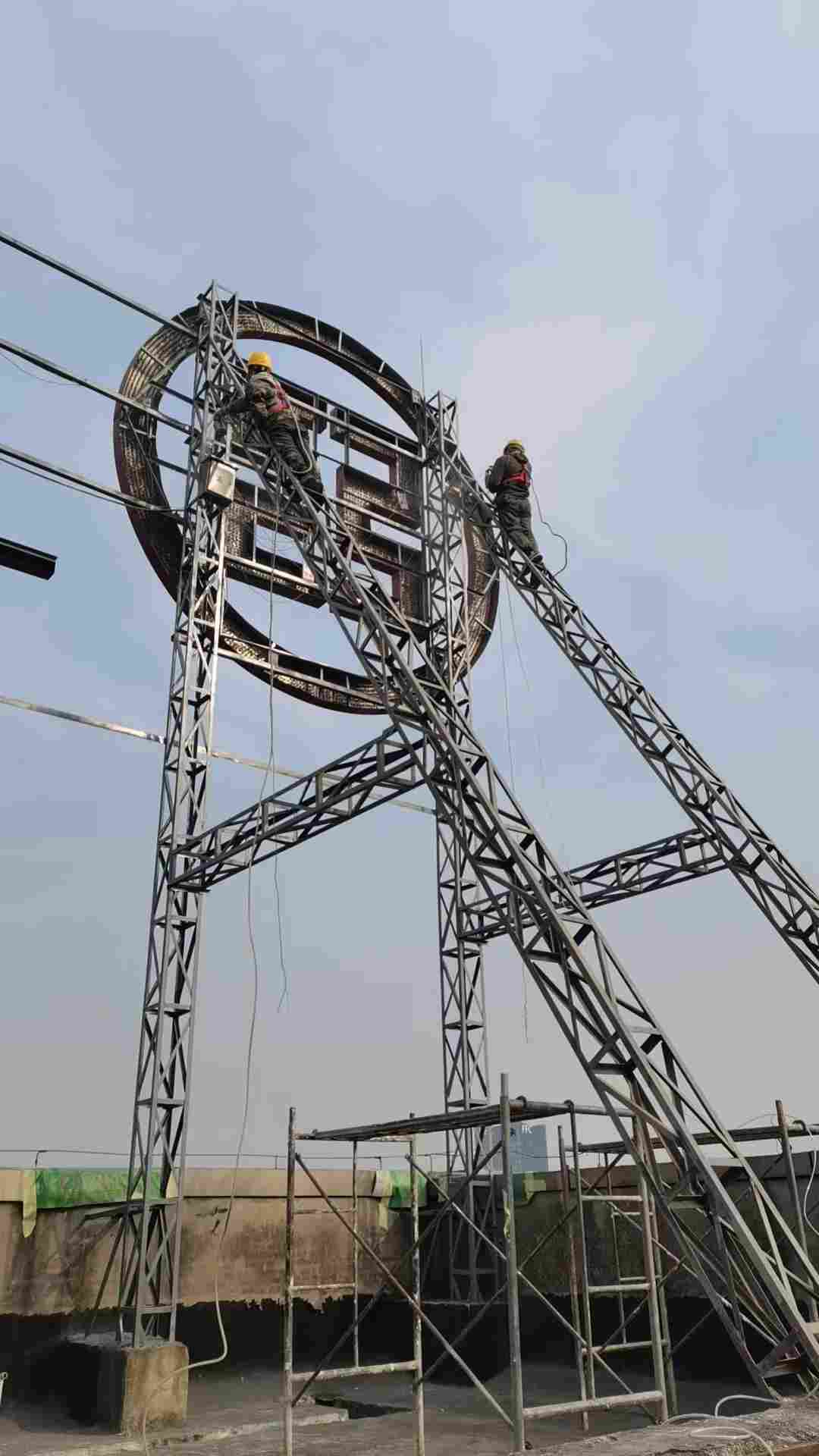 工行重庆两江分行广告牌钢结构除锈刷漆