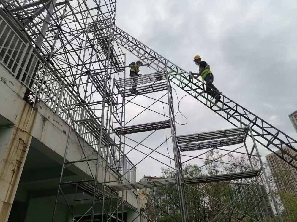 鲸豚湾水世界舞台架防腐