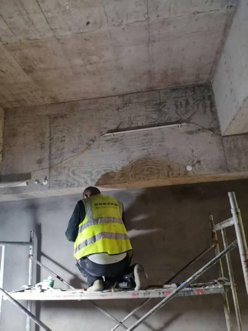 东海岸小区公区渗水维修