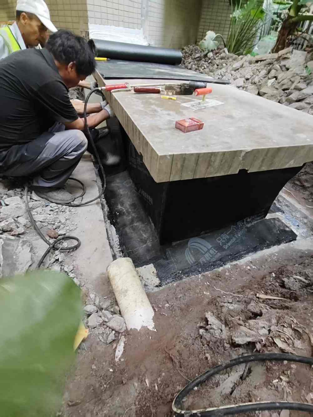 工行重庆西湖路支行伸缩缝渗水维修