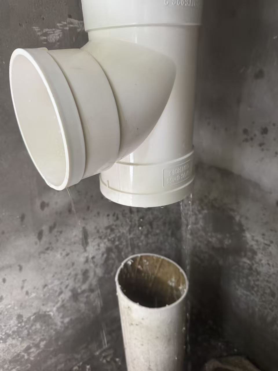 两江壹号外墙排水管更换维修