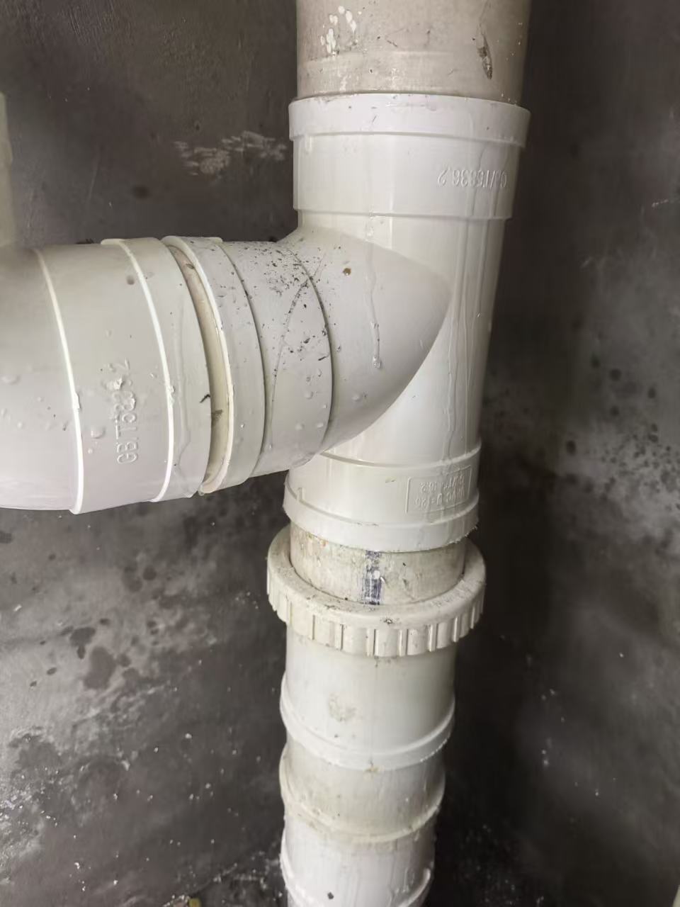 两江壹号外墙排水管更换维修