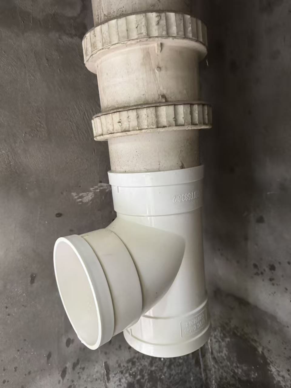 两江壹号外墙排水管更换维修