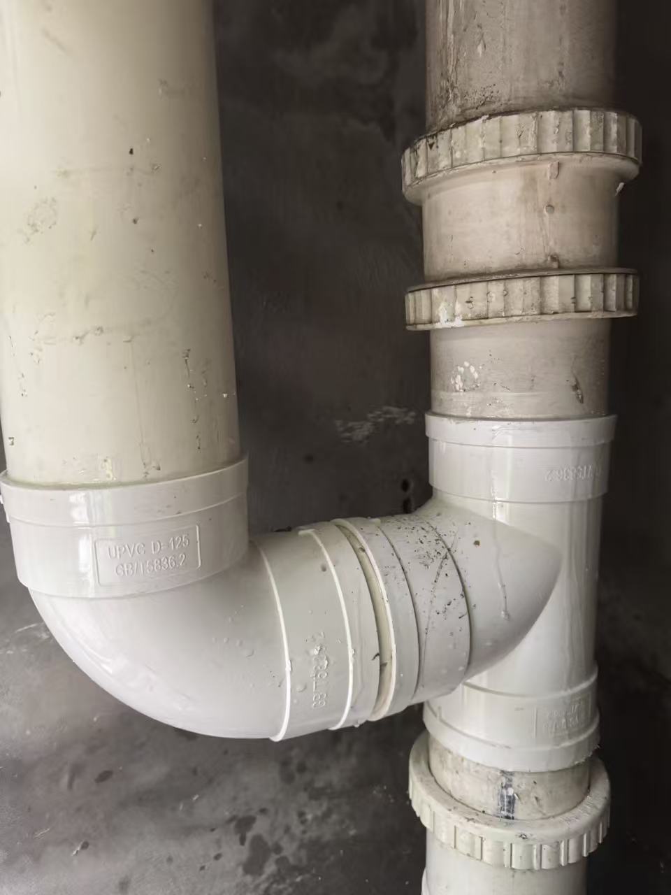 两江壹号外墙排水管更换维修